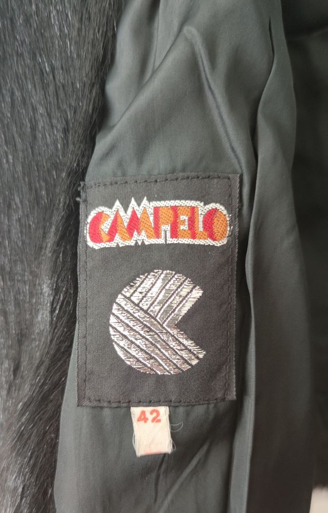 Chaquetón negro.
