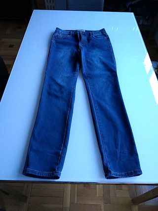 Pantalón vaquero Pilar Prieto de segunda mano por 12 EUR en Madrid en  WALLAPOP