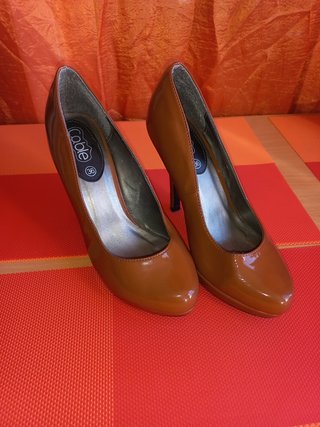 Zapatos marrones plataforma de segunda mano por 6 EUR en Madrid en WALLAPOP