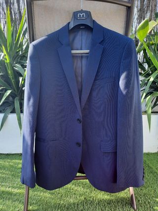 Traje juvenil Vértice de segunda mano por 30 EUR en Villaverde del Río en  WALLAPOP