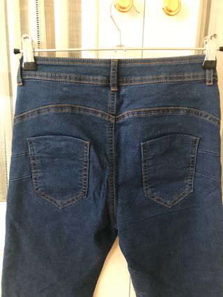 Pantalones Calcedonia de segunda mano por 5 EUR en Badajoz en WALLAPOP