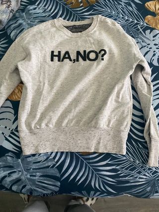 Sudadera gris letras negras de segunda mano por 5 EUR en Coslada en WALLAPOP