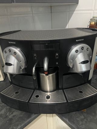 CAFETERA DE HOSTELERÍA NESPRESSO CON ACCESORIOS de segunda mano por 299 EUR  en Errenteria en WALLAPOP