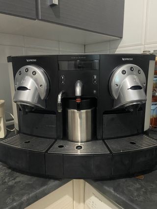 CAFETERA DE HOSTELERÍA NESPRESSO CON ACCESORIOS de segunda mano por 299 EUR  en Errenteria en WALLAPOP