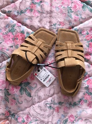 Sandalias marrones Zara de segunda mano por 20 EUR en Gijón en WALLAPOP