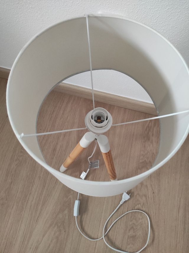 lámpara trípode estilo nórdico