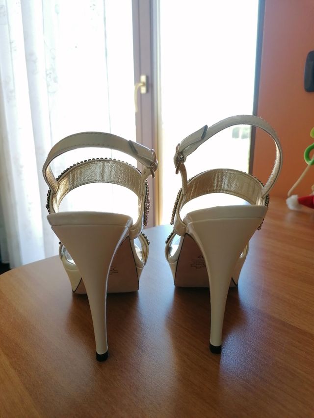 sandali eleganti con tacco