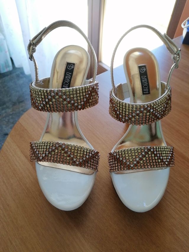 sandali eleganti con tacco