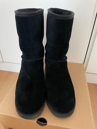 Botas UGG cuña negras de segunda mano por 109 EUR en Sestao en WALLAPOP