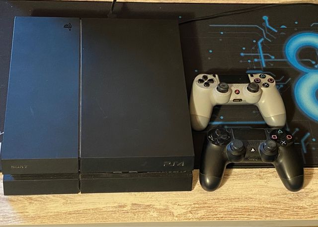 PS4 1TB, 2 mandos