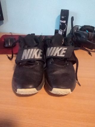 Zapatillas baloncesto NIKE negras T 38.5 de segunda mano por 16 EUR en  Benicarló en WALLAPOP
