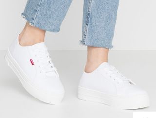 Zapatillas levis plataforma blancas de segunda mano por 25 EUR en Barcelona  en WALLAPOP