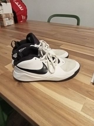 Nike número 36.5 de segunda mano por 15 EUR en Sevilla en WALLAPOP