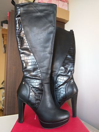 Botas negras tacón mujer de segunda mano por 25 EUR en Zaragoza en WALLAPOP