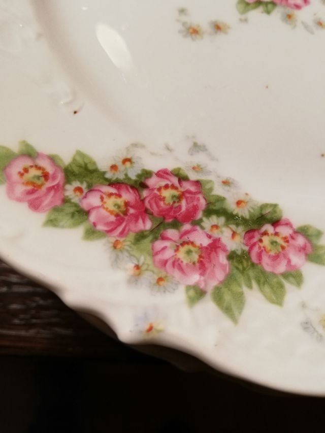 8 platos loza, uno un poco dañado