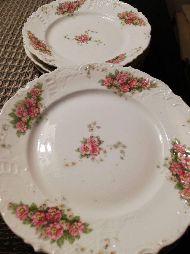 8 platos loza, uno un poco dañado