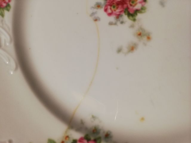 8 platos loza, uno un poco dañado