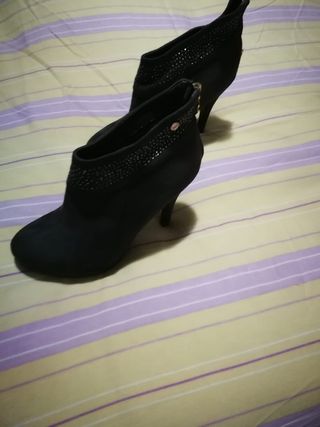 Botines con tacones XTI Territory de segunda mano por 35 EUR en Valencia en  WALLAPOP