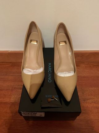 Zapatos salón charol beige de Guess Marciano. de segunda mano por 18 EUR en  Barcelona en WALLAPOP