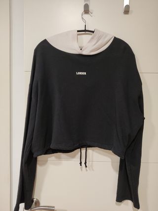 Zara sudadera cropped con capucha T. M de segunda mano por 5 EUR en Málaga  en WALLAPOP