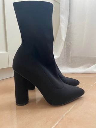 Botas negras tacón ancho. de segunda mano por 17 EUR en Almería en WALLAPOP