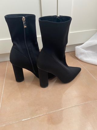 Botas negras tacón ancho. de segunda mano por 17 EUR en Almería en WALLAPOP