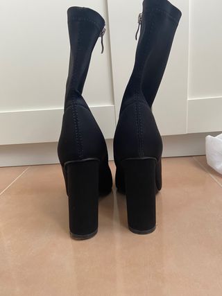 Botas negras tacón ancho. de segunda mano por 17 EUR en Almería en WALLAPOP