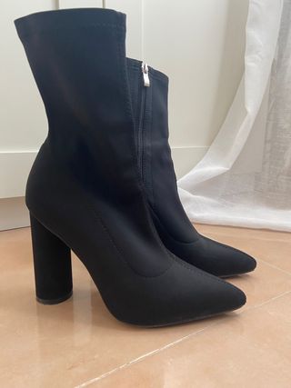 Botas negras tacón ancho. de segunda mano por 17 EUR en Almería en WALLAPOP