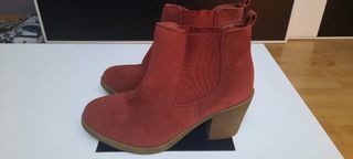 BOTINES ROJOS TACON ANCHO BAJO. TALLA 40 de segunda mano por 7,5 EUR en  Montornès del Vallès en WALLAPOP