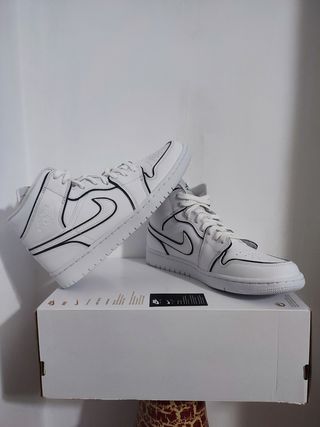 Air Jordan 1 Mid Iridescent Reflective talla 43 de segunda mano por 200 EUR  en Elche en WALLAPOP