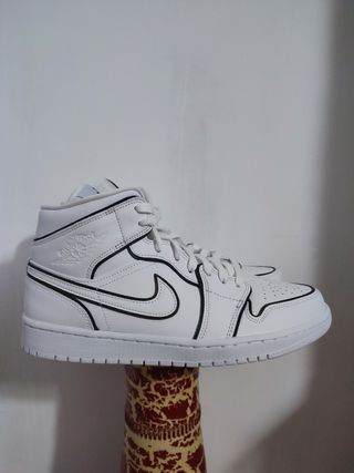 Air Jordan 1 Mid Iridescent Reflective talla 43 de segunda mano por 200 EUR  en Elche en WALLAPOP
