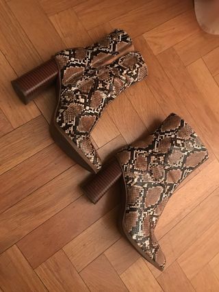 Botines serpiente Mango de segunda mano por 25 EUR en Madrid en WALLAPOP