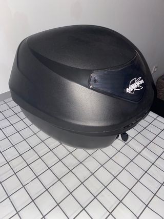 Maleta de moto con soporte 26 litros de segunda mano por 34 EUR en Murcia  en WALLAPOP