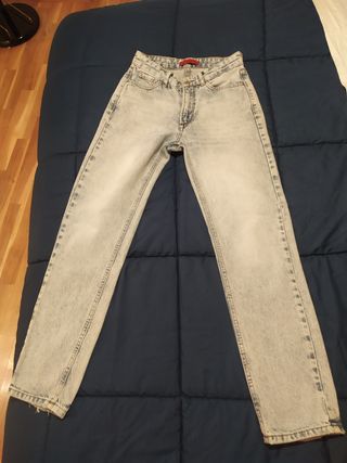 Vaqueros talla 32 de segunda mano por 5 EUR en Alzira en WALLAPOP