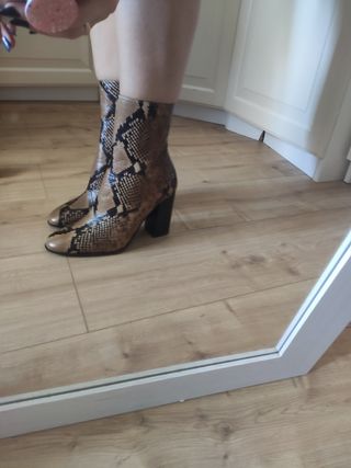 Botines piel serpiente Zara de segunda mano por 40 EUR en Santander en  WALLAPOP