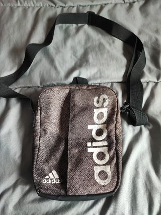 Mariconera Adidas de segunda mano por 10 EUR en Sant Joan d\\'Alacant en  WALLAPOP