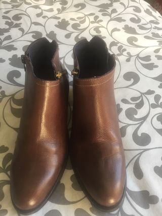 Botines piel marrón de segunda mano por 37 EUR en Parquelagos en WALLAPOP