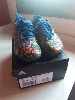 Botas Messi multitaco 32 de segunda mano por 8 EUR en Sevilla en WALLAPOP