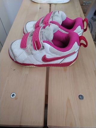 Zapatillas Nike,talla 23,5 en muy buen estado de segunda mano por 4 EUR en  Mislata en WALLAPOP