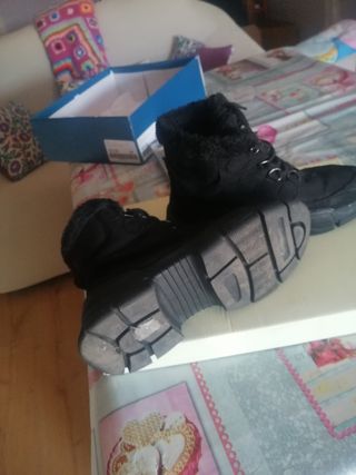 Botas negras con vuelta de pelo de segunda mano por 8 EUR en Sevilla en  WALLAPOP