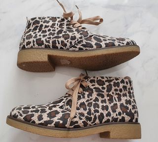 BOTINES PLANOS LEOPARDO SIN USAR. NUMERO 37 de segunda mano por 10 EUR en  Madrid en WALLAPOP