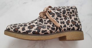 BOTINES PLANOS LEOPARDO SIN USAR. NUMERO 37 de segunda mano por 10 EUR en  Madrid en WALLAPOP