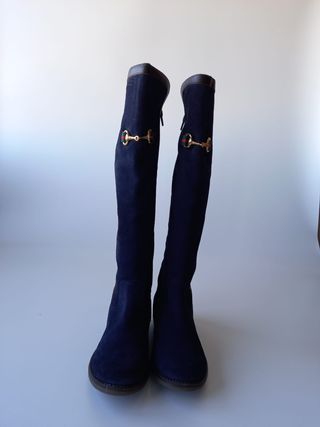 Botas azul marino de piel vuelta de segunda mano por 35 EUR en Madrid en  WALLAPOP