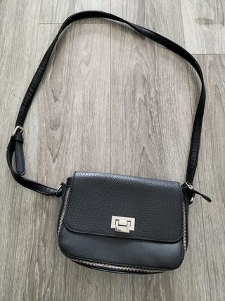 Bolso Negro Paco Martínez de polipiel. de segunda mano por 10 EUR en Burgos  en WALLAPOP