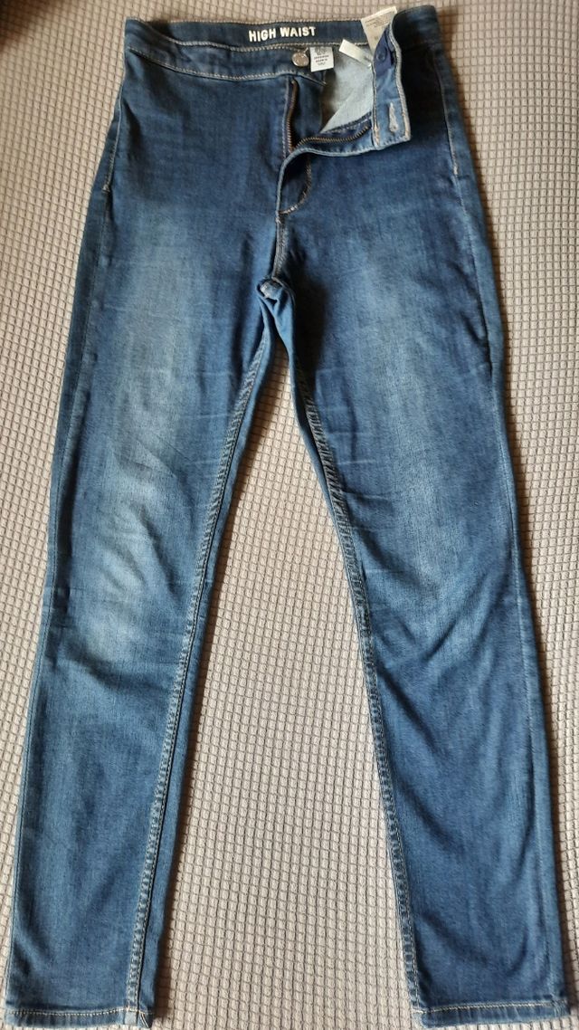 Lote de pantalon y 2 camiseros.