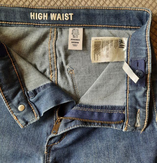 Lote de pantalon y 2 camiseros.