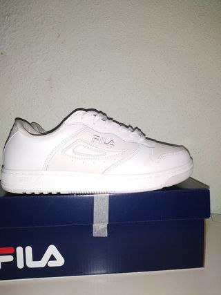 Zapatillas Fila de segunda mano por 50 EUR en Madrid en WALLAPOP
