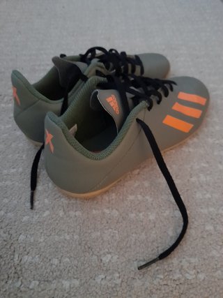 ZAPATOS FUTBOL SALA ADIDAS TALLA 36.5 de segunda mano por 9 EUR en Mont-Ras  en WALLAPOP