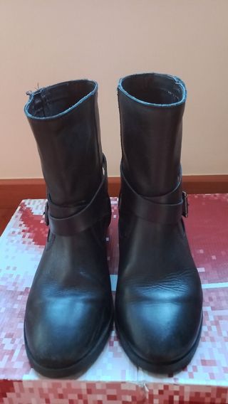 Botas negras, mujer, Zara de segunda mano por 12 EUR en Granada en WALLAPOP