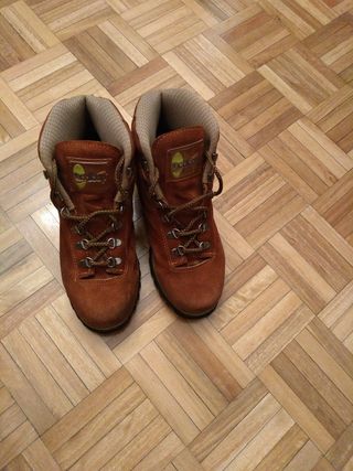 Botas de montaña mujer marca Enduro de segunda mano por 15 EUR en Alcorcón  en WALLAPOP